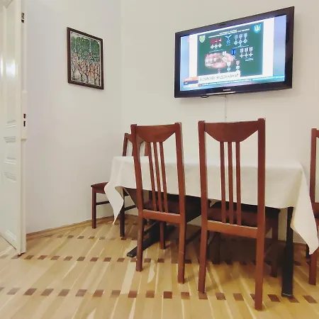 Apartment трехкімнатні в самому центрі для 6-х Lviv