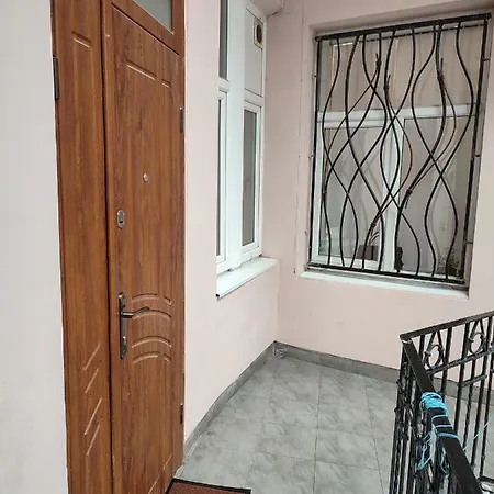 трехкімнатні в самому центрі для 6-х